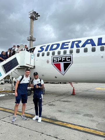 rafael-e-welinton-posam-em-frente-ao-novo-aviao-do-sao-paulo-1705954231666_v2_360x480-min