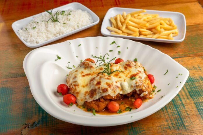 Camarão a parmegiana acompanhado de fritas e arroz branco : Camarão Carioca